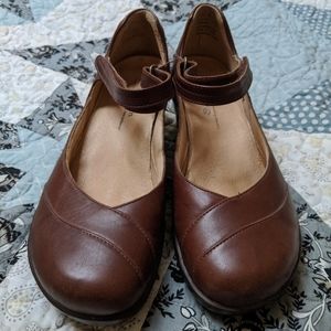 Aravon Mary Janes